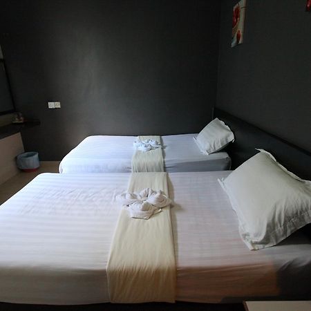 Mandarin Hotel Kuching Bagian luar foto