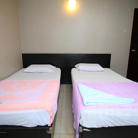 Mandarin Hotel Kuching Bagian luar foto