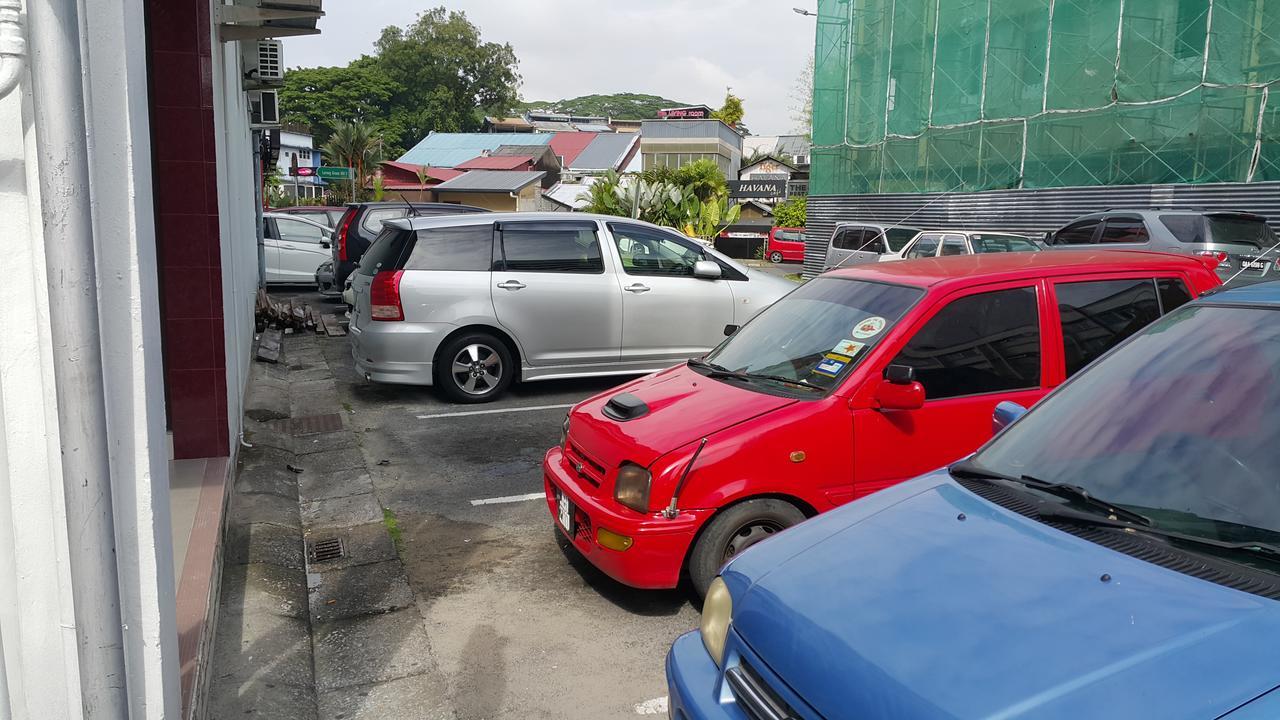 Mandarin Hotel Kuching Bagian luar foto