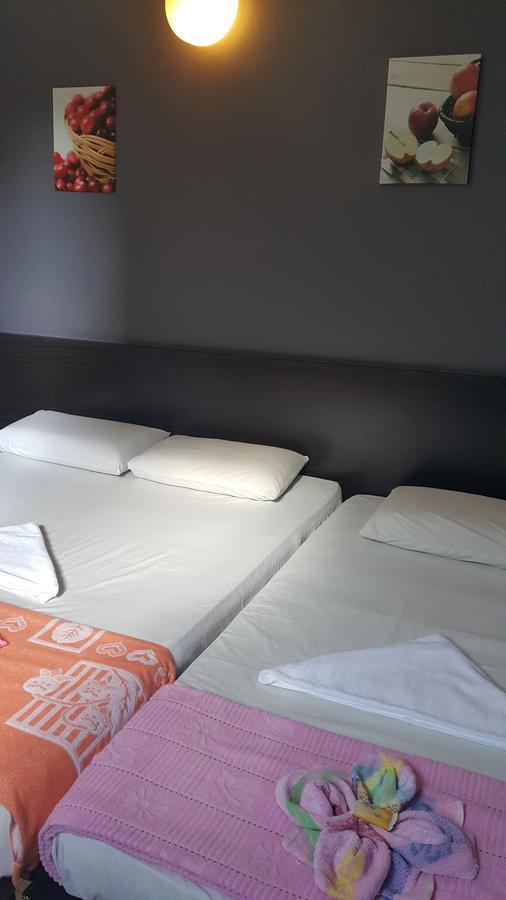 Mandarin Hotel Kuching Bagian luar foto