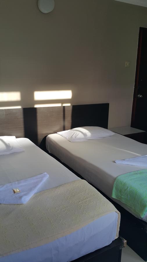 Mandarin Hotel Kuching Bagian luar foto