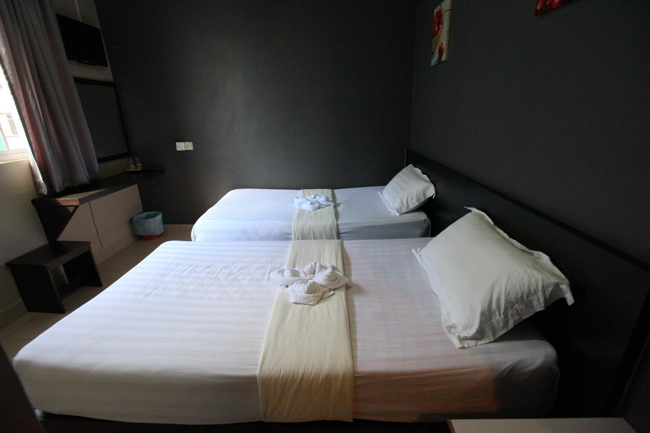 Mandarin Hotel Kuching Bagian luar foto
