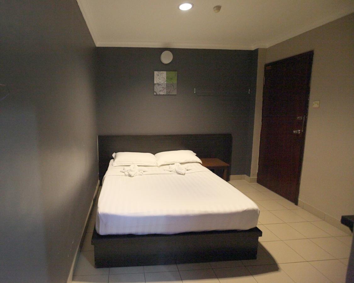 Mandarin Hotel Kuching Bagian luar foto