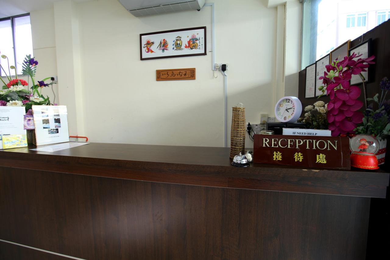 Mandarin Hotel Kuching Bagian luar foto