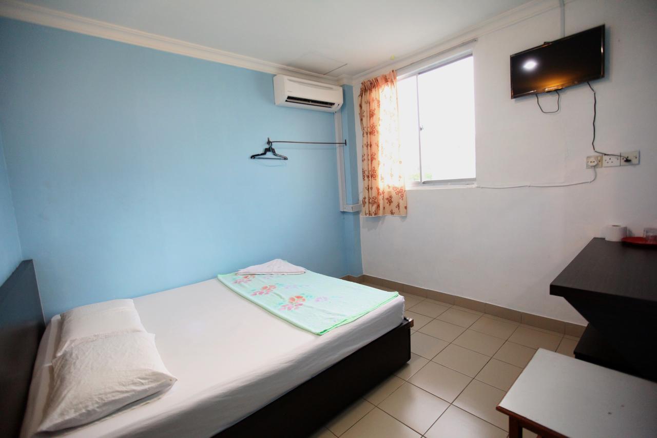 Mandarin Hotel Kuching Bagian luar foto