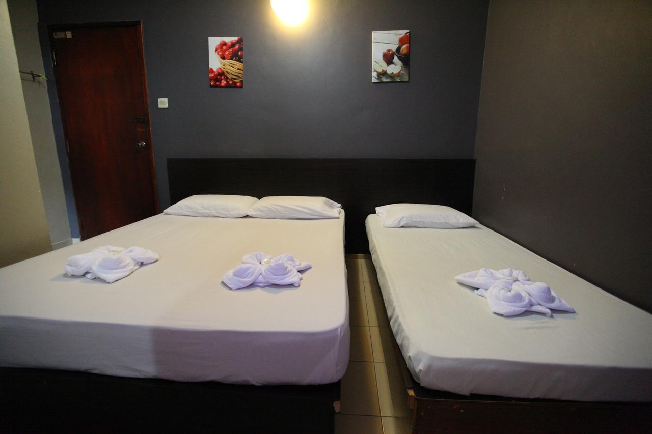 Mandarin Hotel Kuching Bagian luar foto